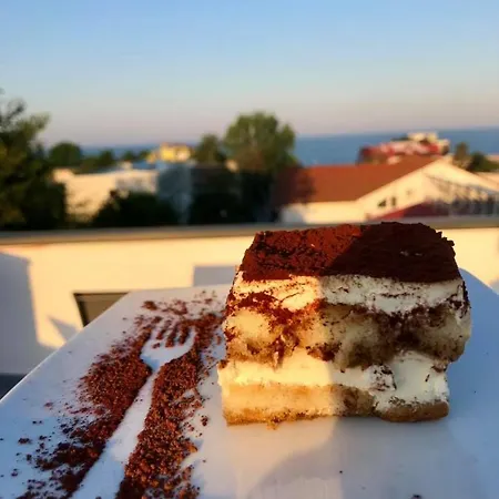 Отель Tadora 3*